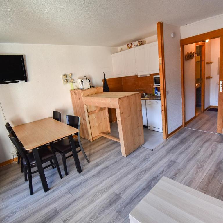 L'Enchalpe, Grand et lumineux studio avec coin montagne 5 personnes, 60m des pistes, PISCINE COUVERTE, WIFI, grand balcon expo EST, DRAPS NON COMPRIS - Studio - Vue sur Montagne - 5