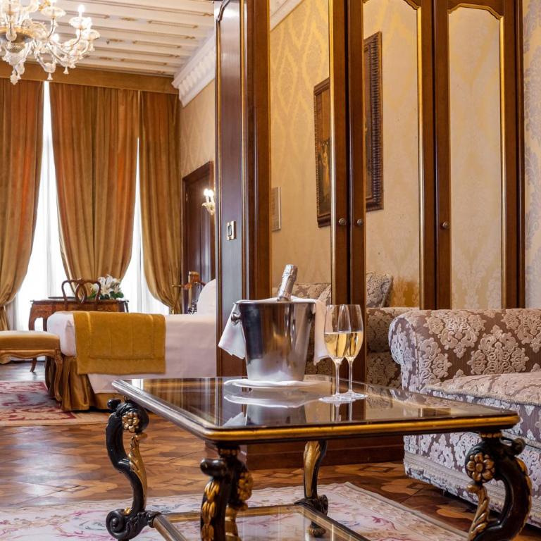 Hotel Ai Reali - Small Luxury Hotels of the World - Suite con Vista Canale - 9