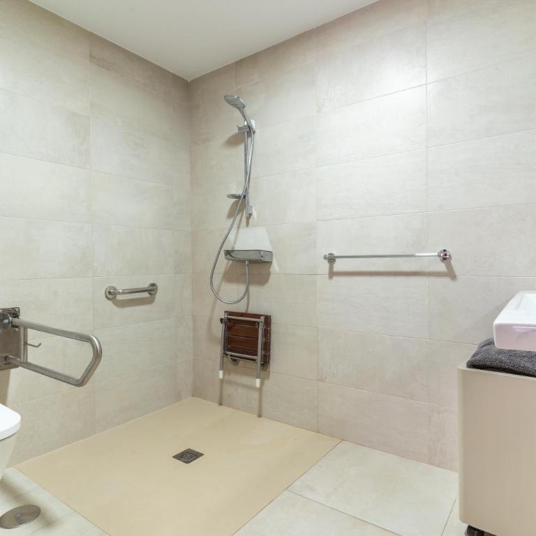 Apartamentos Castillo by Sur Suites - Apartamento de 2 dormitorios con terraza adaptado para personas con discapacidad - 11
