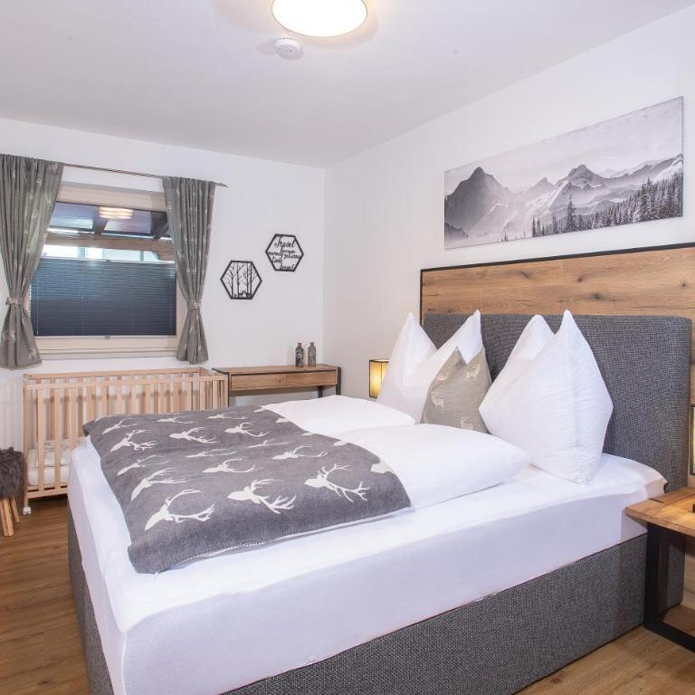 Apart Dahoam - Premium Apartment mit 3 Schlafzimmern und Gartenblick - 2