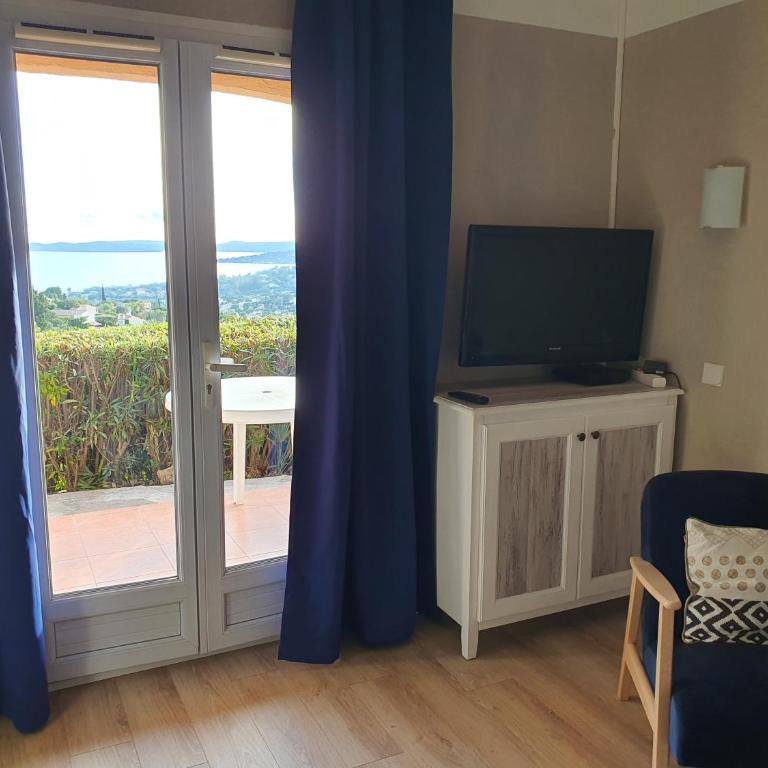 Les ISSAMBRES appart 6 pers grande terrasse superbe vue mer et golfe de saint Tropez, piscine - Appartement 2 Chambres - 17