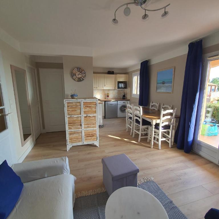 Les ISSAMBRES appart 6 pers grande terrasse superbe vue mer et golfe de saint Tropez, piscine - Appartement 2 Chambres - 11