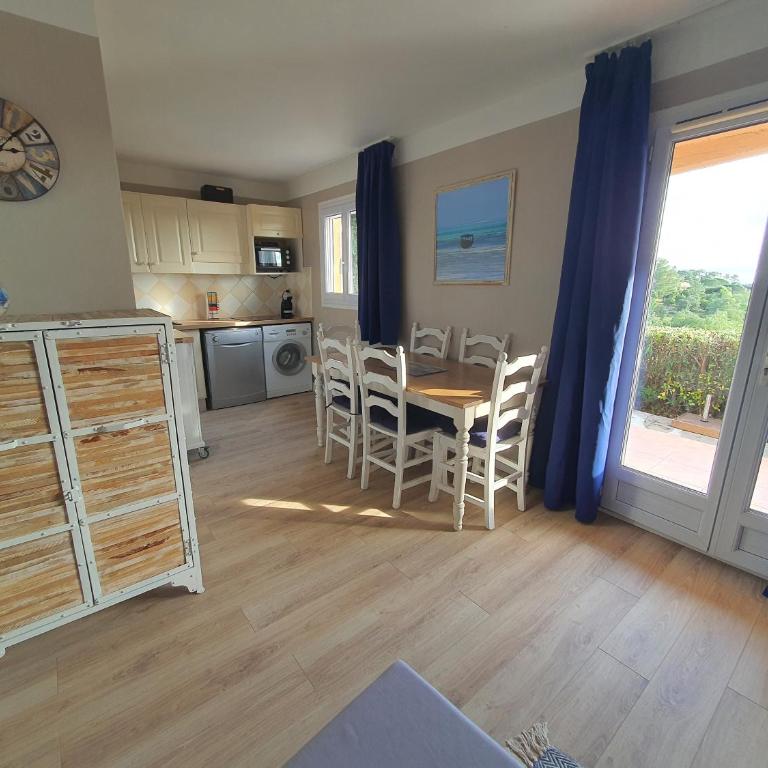 Les ISSAMBRES appart 6 pers grande terrasse superbe vue mer et golfe de saint Tropez, piscine - Appartement 2 Chambres - 14