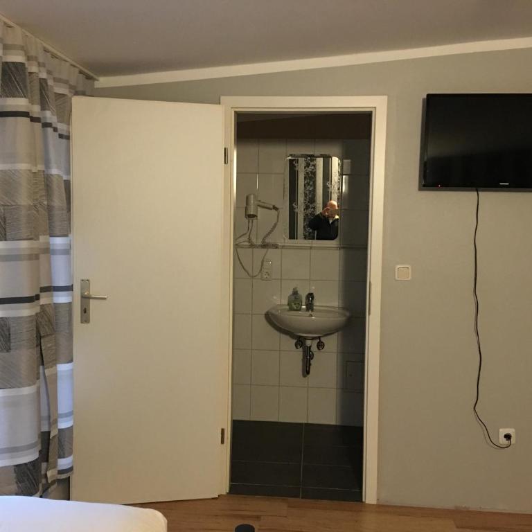 Pension Alis Augsburg - Camera Doppia con Letti Singoli con Bagno - 2