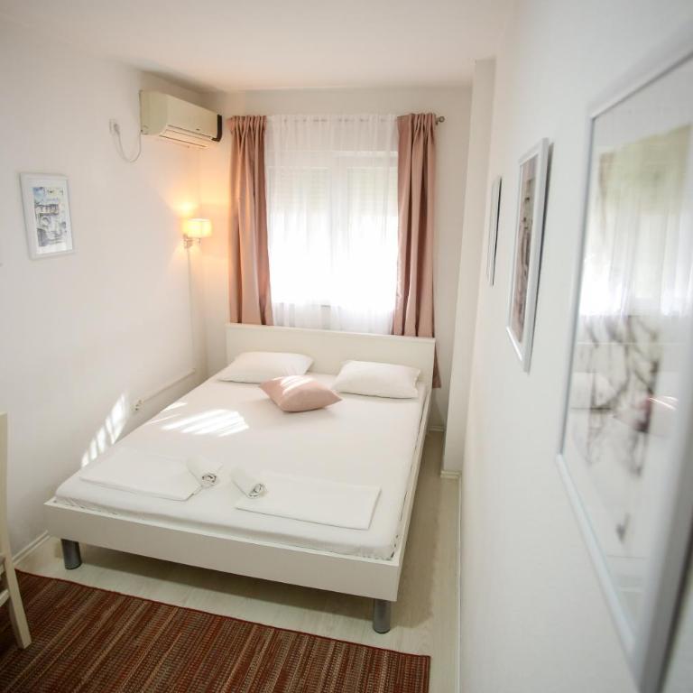 Guesthouse Aurora - Double Room with Private Bathroom - 1