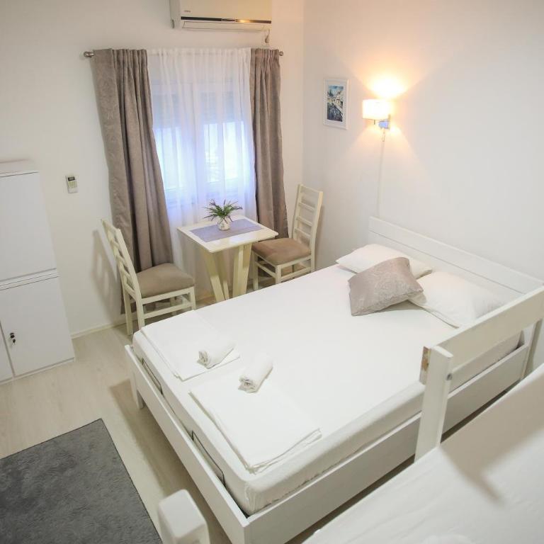 Guesthouse Aurora - Quadruple Room with Private Bathroom - 3