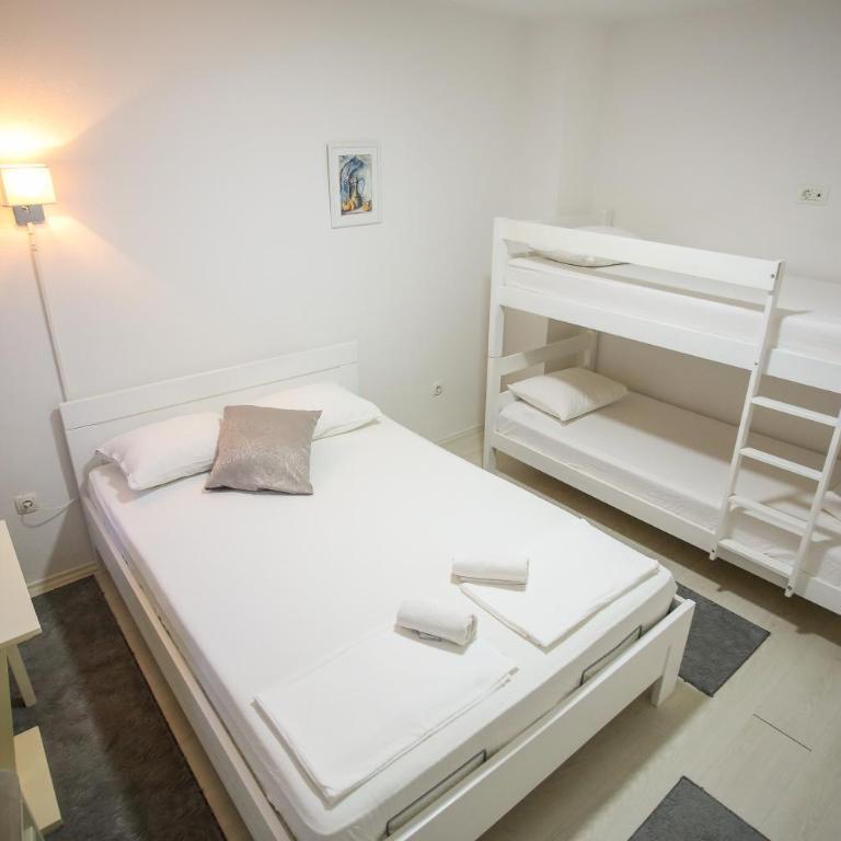 Guesthouse Aurora - Quadruple Room with Private Bathroom - 7