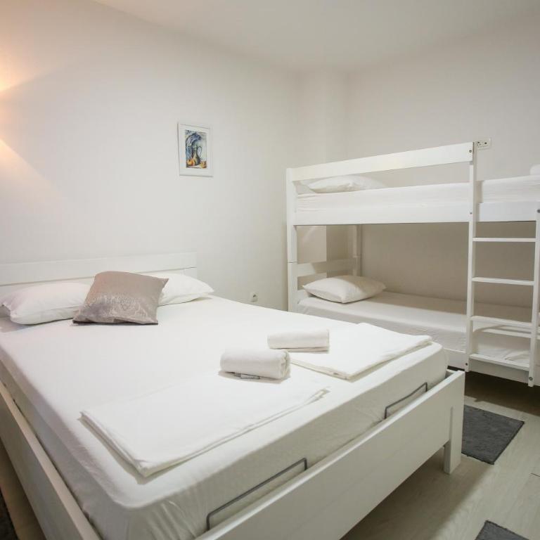 Guesthouse Aurora - Quadruple Room with Private Bathroom - 4
