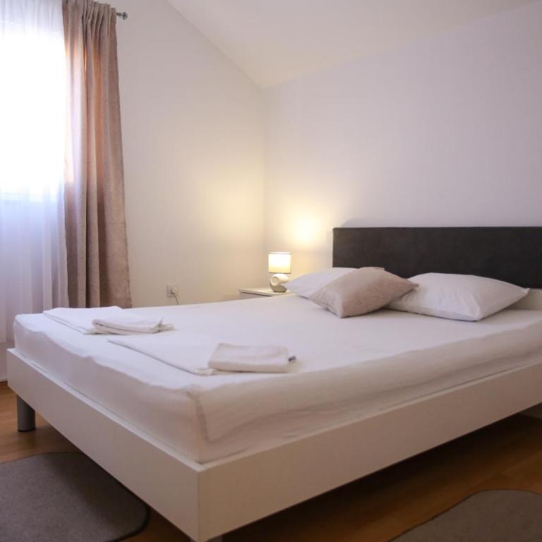 Guesthouse Aurora - Family Double Room - 3