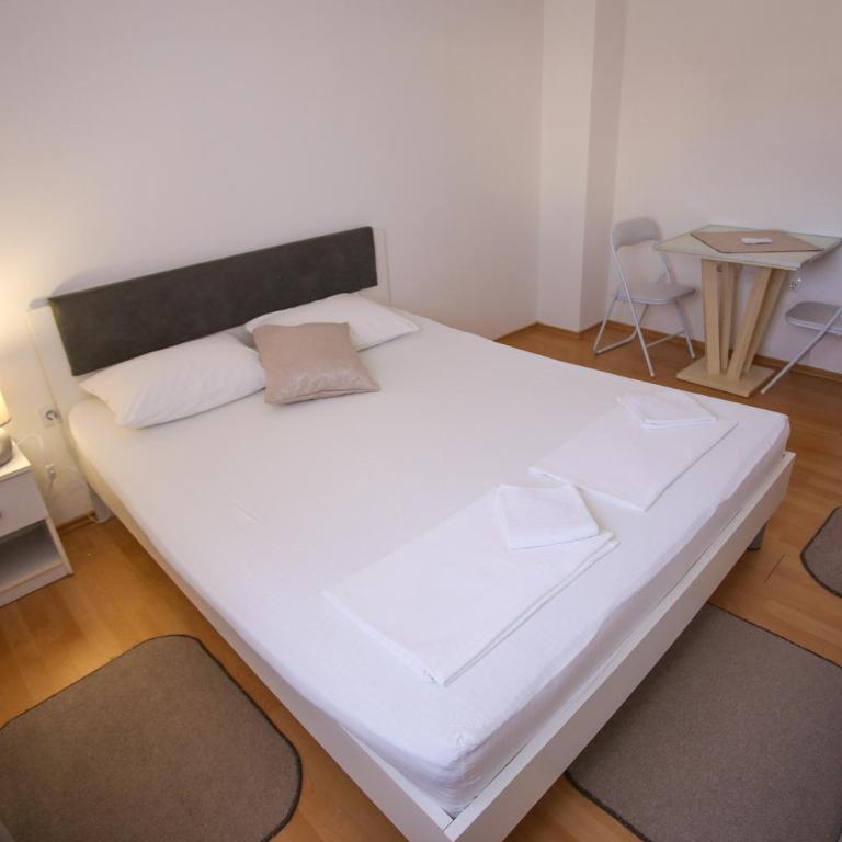 Guesthouse Aurora - Family Double Room - 5