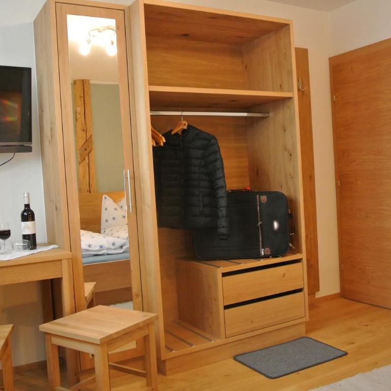 Haus Fischer Nassfeldblick - Familienzimmer mit Bad - 2