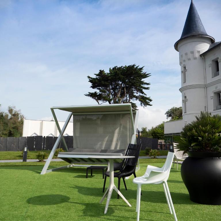 Hôtel Château des Tourelles - Relais Thalasso & Spa - Chambre Familiale - Vue sur Jardin - 1