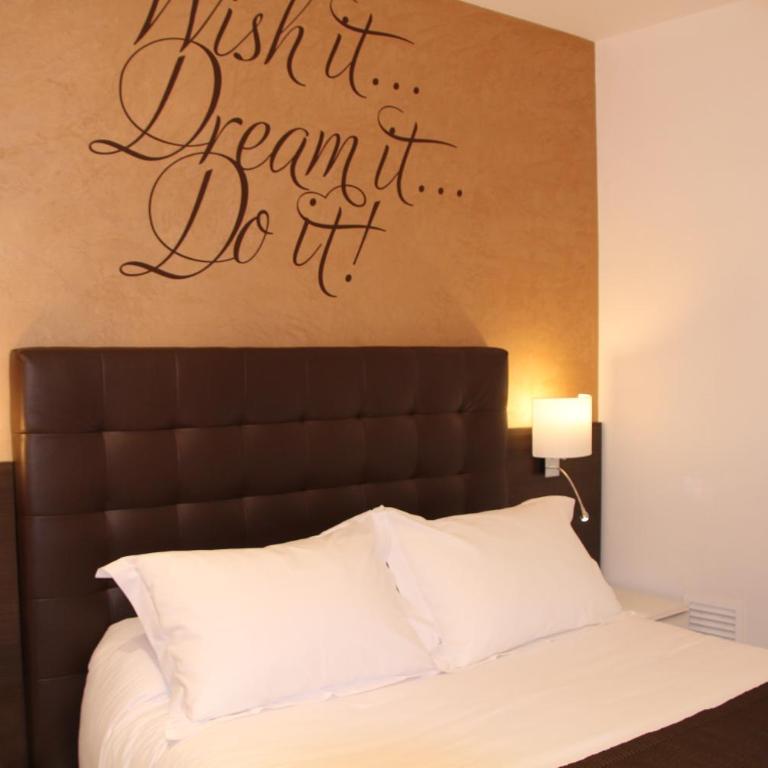 Home to Home Barcelona - Two-Bedroom Apartment - 16