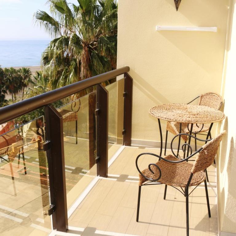 AlquilaEasy Puerto Marina - Estudio con vistas al mar - 9