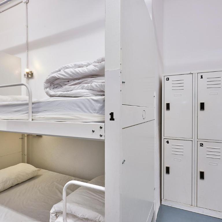 Hola Hostal Collblanc - Cama en habitación compartida mixta de 6 camas - 14