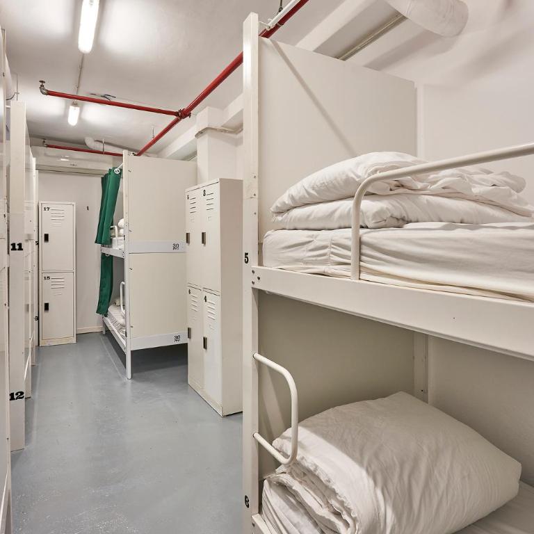 Hola Hostal Collblanc - Cama en habitación compartida mixta de 18 camas - 19