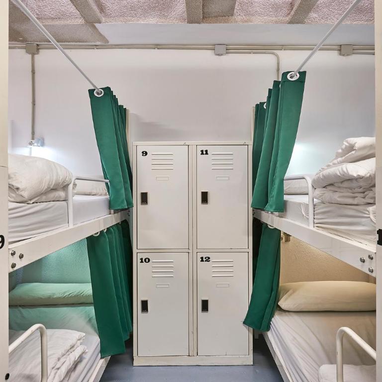 Hola Hostal Collblanc - Cama en habitación compartida mixta de 18 camas - 21