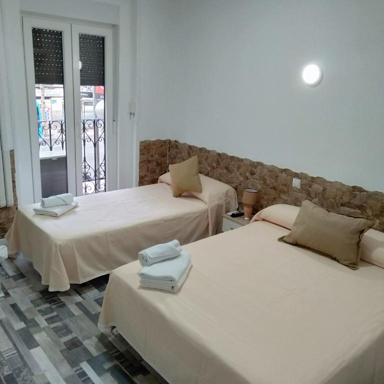 HOSTAL Noche y Dia - Triple Room with Shared Bathroom - 1