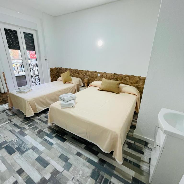 HOSTAL Noche y Dia - Triple Room with Shared Bathroom - 2