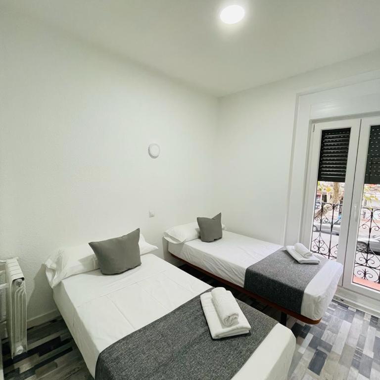 HOSTAL Noche y Dia - Twin Room with Shared Bathroom - 2