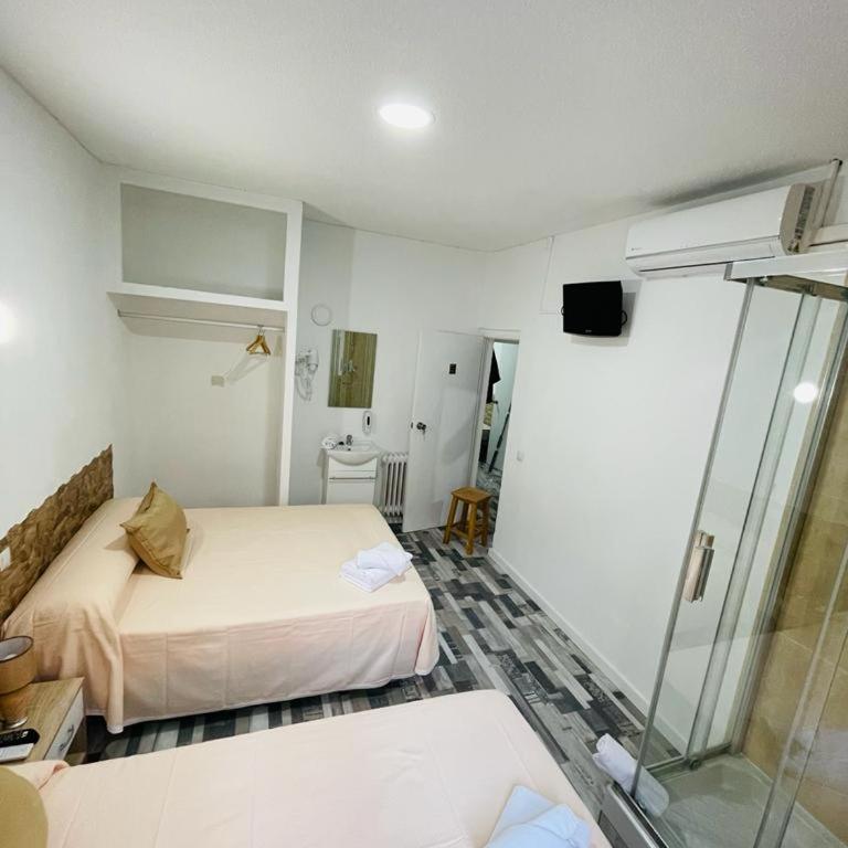 HOSTAL Noche y Dia - Triple Room with Shared Bathroom - 3