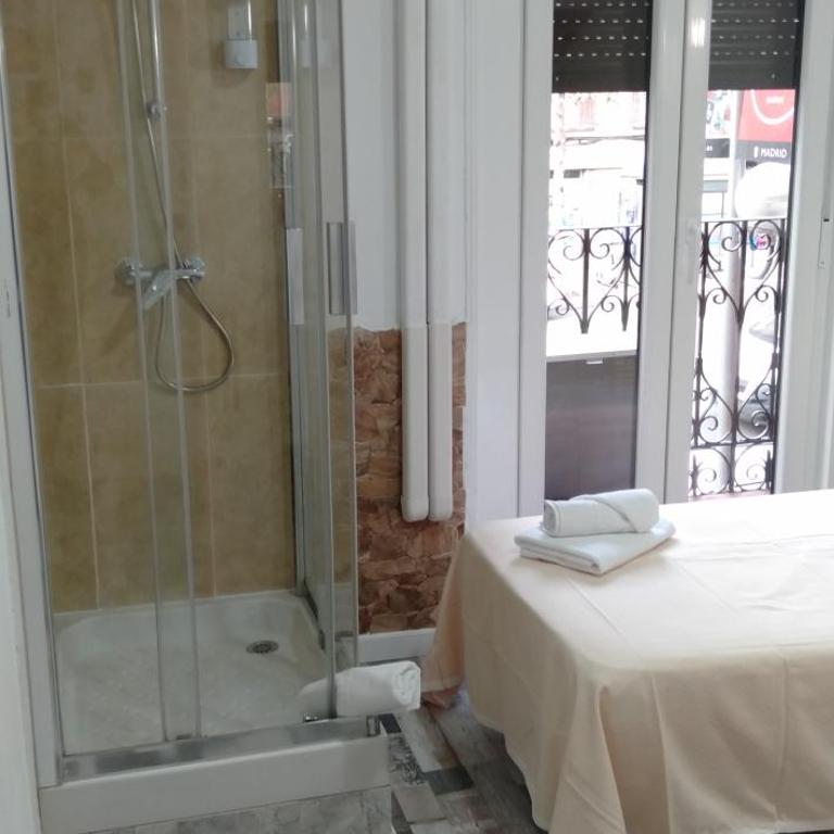 HOSTAL Noche y Dia - Triple Room with Shared Bathroom - 4