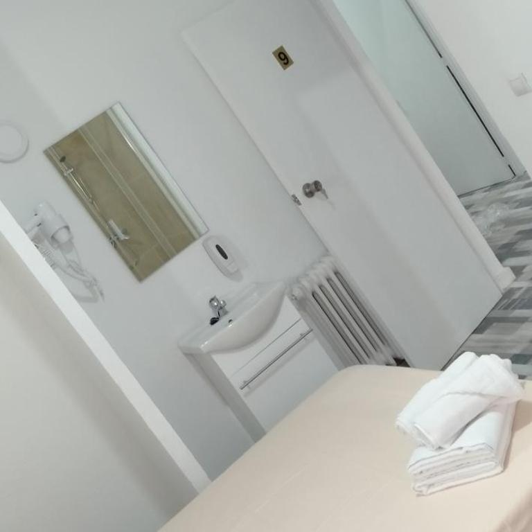 HOSTAL Noche y Dia - Triple Room with Shared Bathroom - 5
