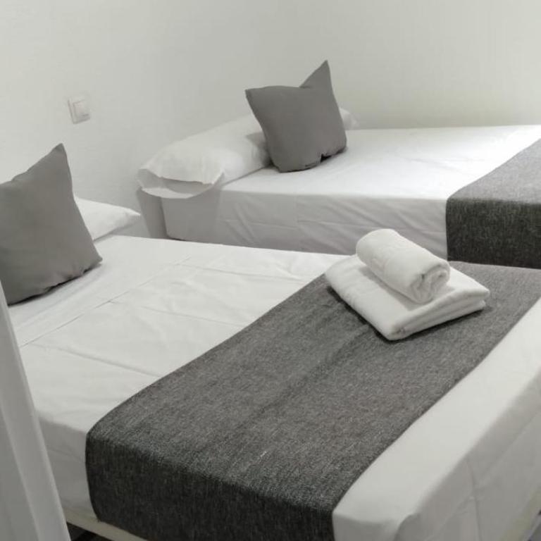 HOSTAL Noche y Dia - Twin Room with Shared Bathroom - 4