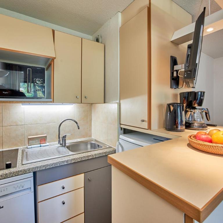 Résidence Pierre & Vacances Les Tamaris - Studio avec Alcôve de Couchage et Terrasse ou Balcon (4 Personnes) - 5