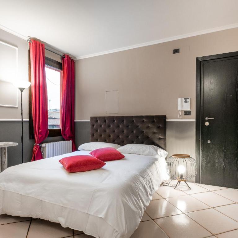 Studio Fusari a Piazza Maggiore by Wonderful Italy - Queen Room - 2
