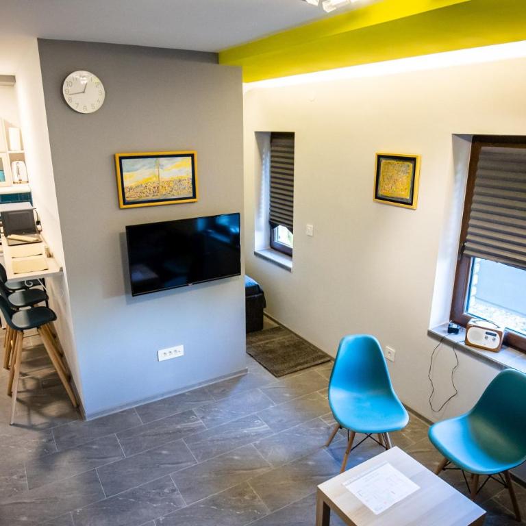 Gray brick - Family Studio - 3