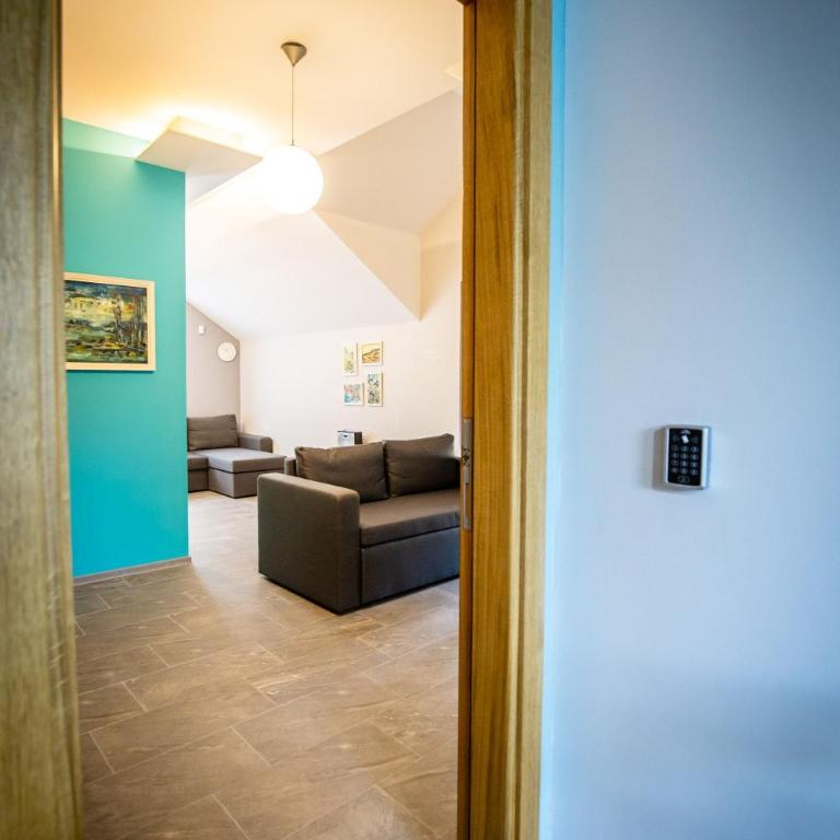 Gray brick - One-Bedroom Apartment - 5