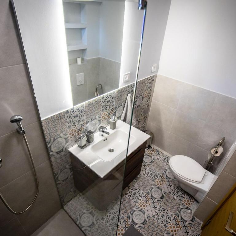 Gray brick - One-Bedroom Apartment - 5