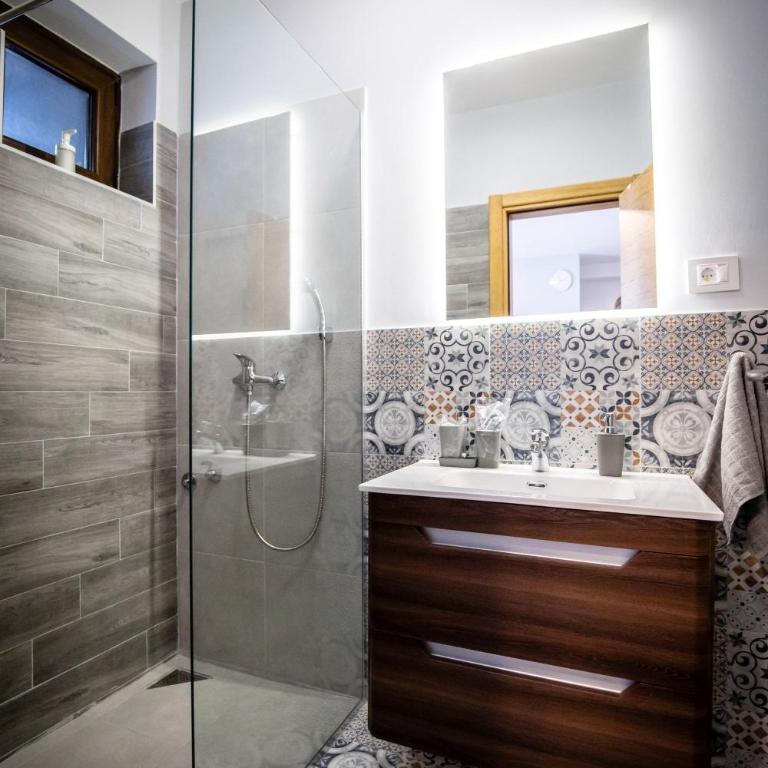 Gray brick - One-Bedroom Apartment - 6