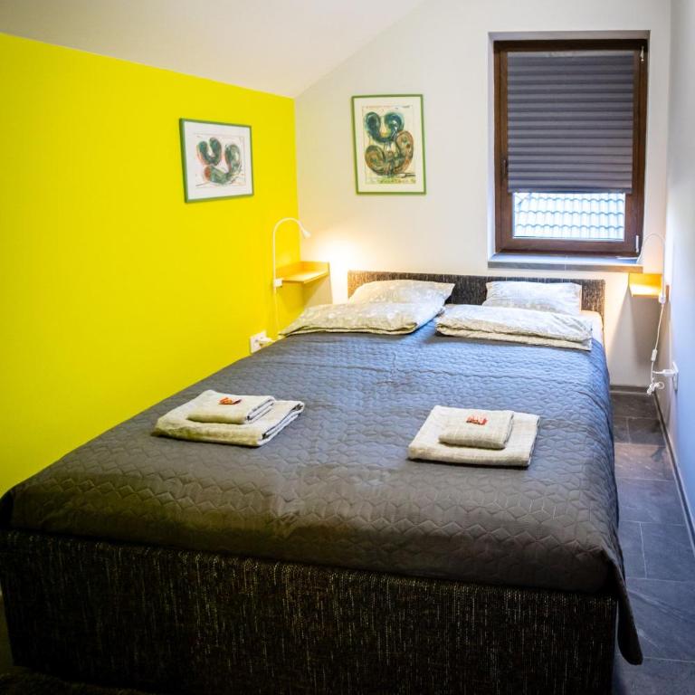 Gray brick - One-Bedroom Apartment - 10