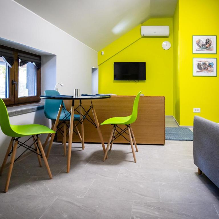 Gray brick - One-Bedroom Apartment - 6