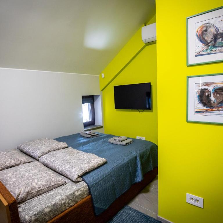 Gray brick - One-Bedroom Apartment - 7