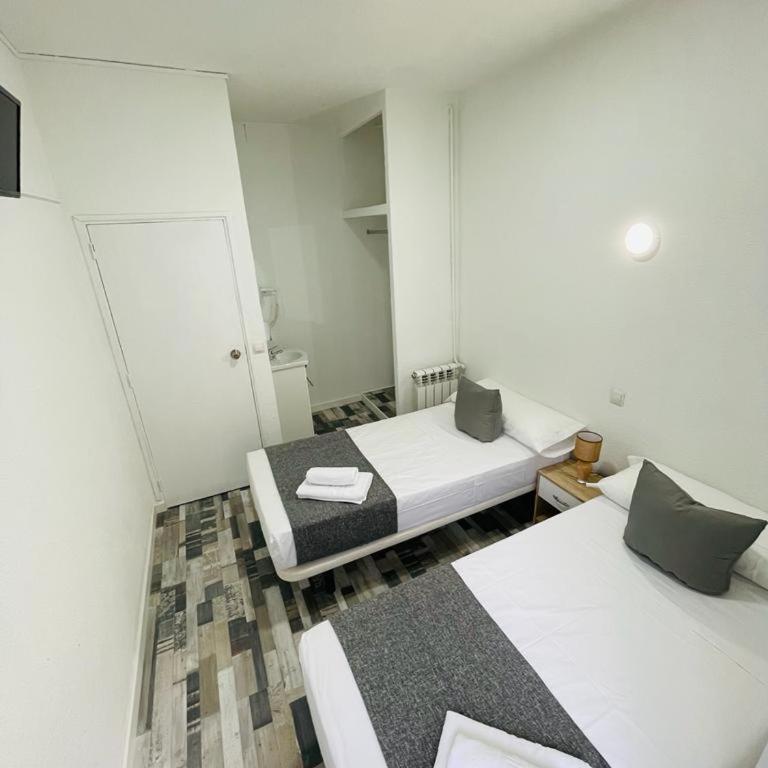 HOSTAL Noche y Dia - Twin Room with Shared Bathroom - 5