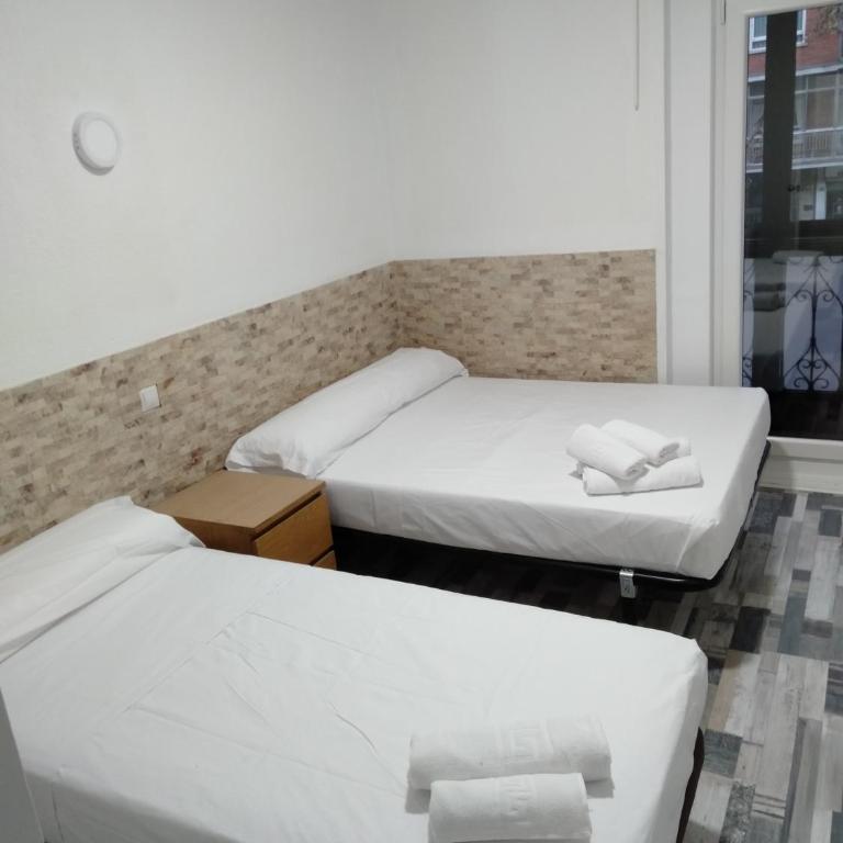 HOSTAL Noche y Dia - Triple Room with Shared Bathroom - 10