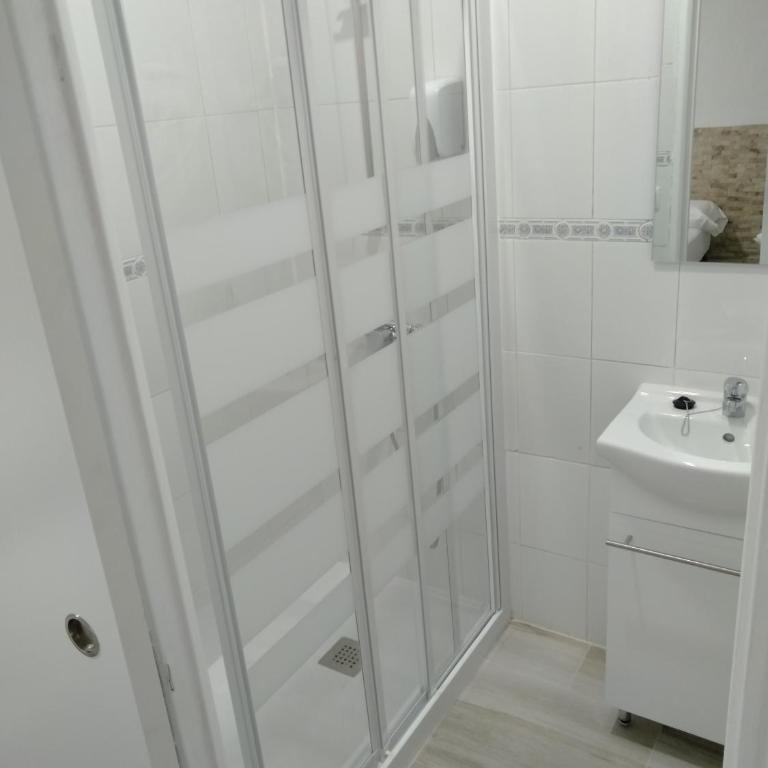 HOSTAL Noche y Dia - Triple Room with Shared Bathroom - 11