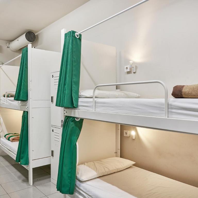 Hola Hostal Eixample - Bed in 18-Bed Mixed Dormitory Room - 6