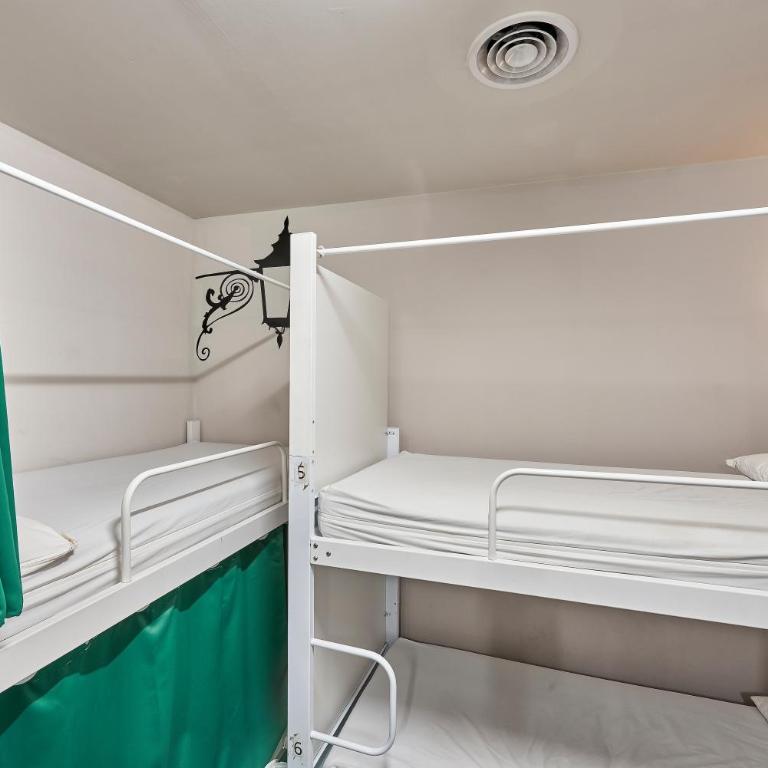Hola Hostal Eixample - Bed in 8-Bed Mixed Dormitory Room - 1