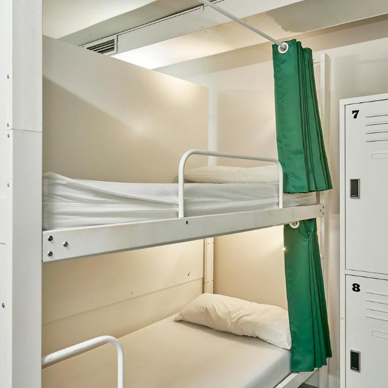 Hola Hostal Eixample - Bed in 16-Bed Female Dormitory Room - 8
