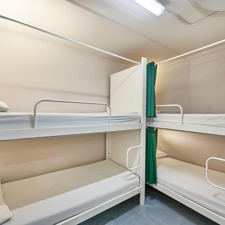Hola Hostal Eixample - Bed in 16-Bed Female Dormitory Room - 4