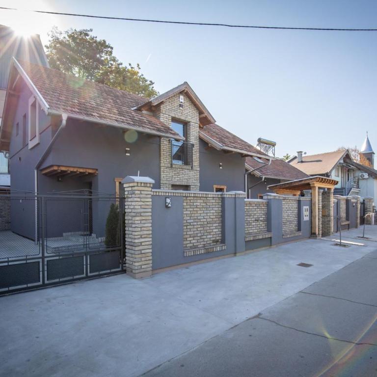 Gray brick - Family Studio - 16