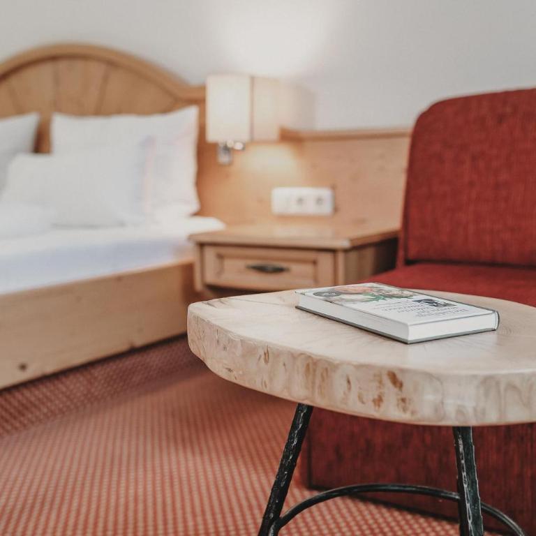 Hotel & Appartements Tiroler Buam - Classic Doppelzimmer mit Zustellbett - 6