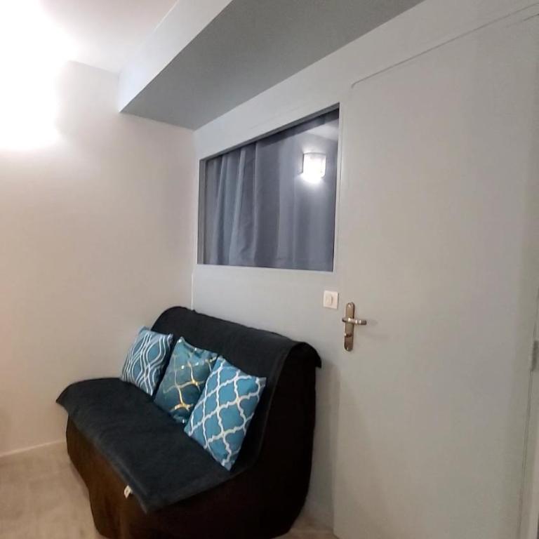 L établissement LA PLAGE A 2 PAS vous propose, 3 Appartements DEUX chambres, 1 appartement une pièce , NETFLIX, lits faits à votre arrivée, serviettes de toilette, Ménage, Wifi, en hyper centre ,Plage à 100m, BOX à Vélos, paiement 3 fois sans frais - Appartement 2 Chambres - 3