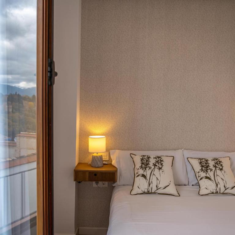 Florentia San Nicolás - Deluxe Room with Alhambra View 3 - 4