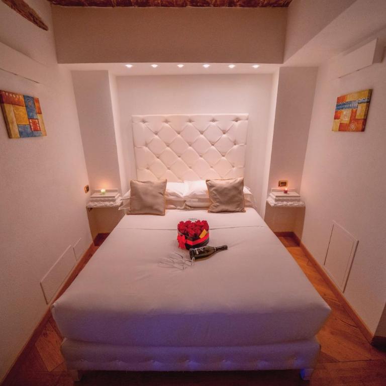 Maison Spagna Suites - Camera Matrimoniale Piccola Standard - 3