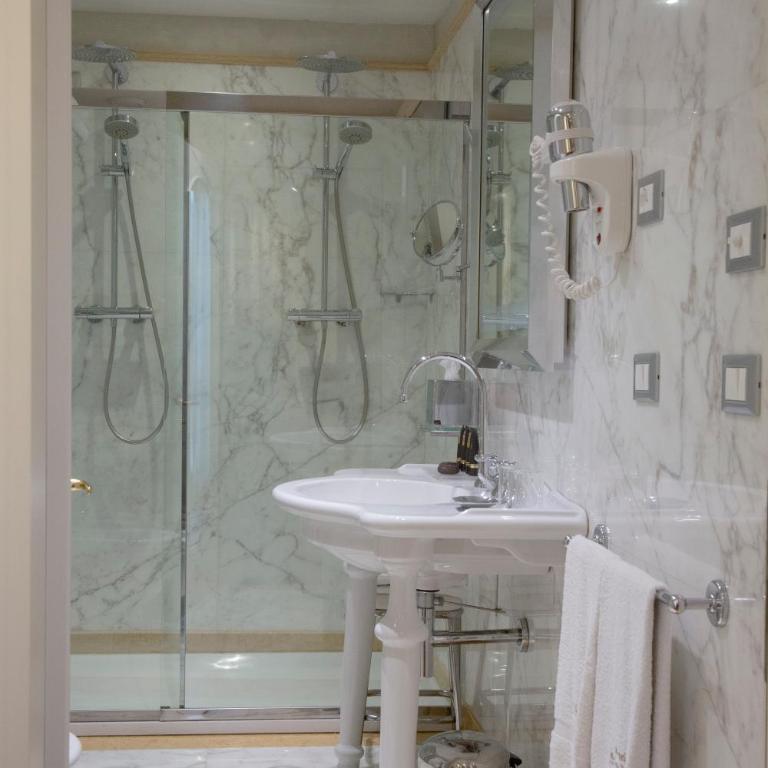 Golden Tower Hotel & Spa - Junior Suite with Spa Bath - 5